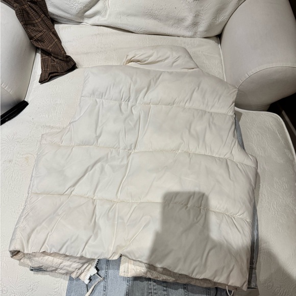 Old Navy Cropped Puffer Vest - Picture 2 of 3